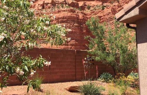 Kanab House | Breathtaking View of Red Cliffs
