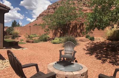 Kanab House | Breathtaking View of Red Cliffs