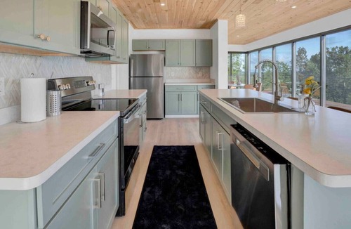 Little Valley Apartment | Breathtaking views, modern container design