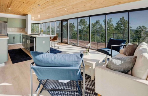 Little Valley Apartment | Breathtaking views, modern container design
