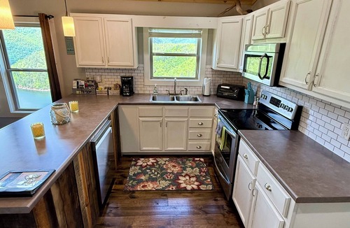 Bryson City Cabin | Breathtaking Views of Mountains & Lake - Hot Tub - Fragrance Free