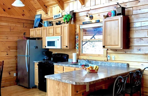 Gatlinburg Cabin | Breathtaking views of the mountains sleeps 8.
