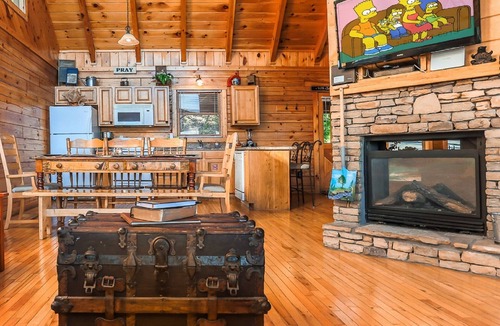 Gatlinburg Cabin | Breathtaking views of the mountains sleeps 8.
