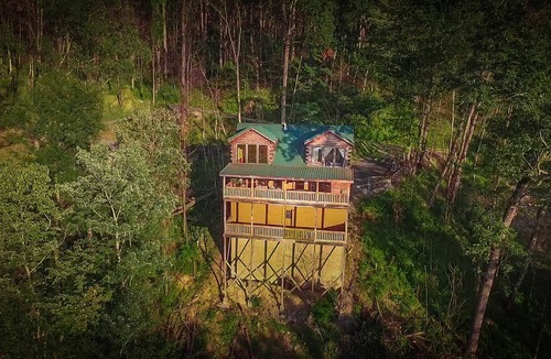 Gatlinburg Cabin | Breathtaking views of the mountains sleeps 8.
