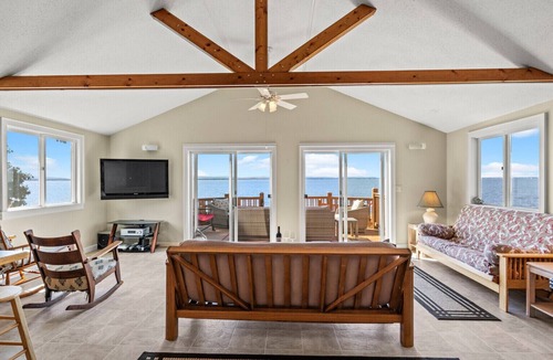 Durhamville Cottage | Breathtaking Views Private Lakefront Cottage {Fall Discounts!!🍁}
