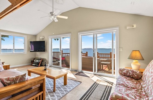 Durhamville Cottage | Breathtaking Views Private Lakefront Cottage {Fall Discounts!!🍁}