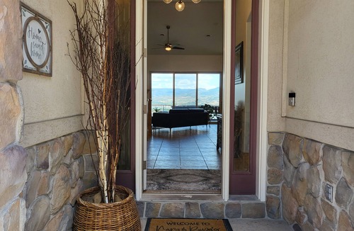 Eden House | Breathtaking Views! PRIVATE INDOOR POOL, Outdoor Hot Tub, Sauna, Game Room & Gym