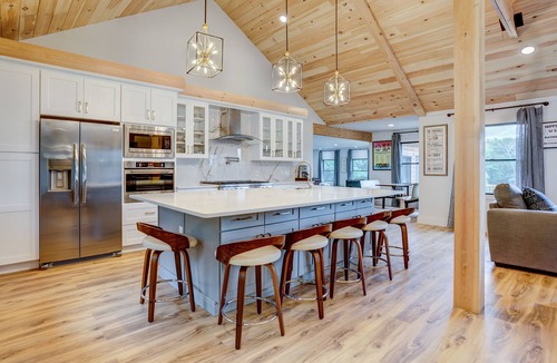 Swan Lake House | Breathtaking views, rolling hills, firepit, deck, Hibachi table , king beds