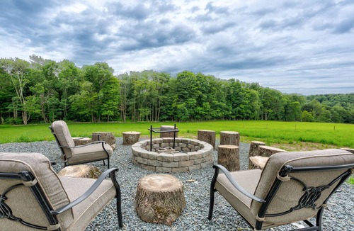 Swan Lake House | Breathtaking views, rolling hills, firepit, deck, Hibachi table , king beds