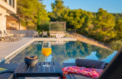 Cove Rogacic Villa | Breathtaking Villa Vis Five Bedroom Villa with the Pool
