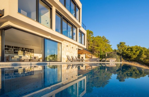 Cove Rogacic Villa | Breathtaking Villa Vis Five Bedroom Villa with the Pool
