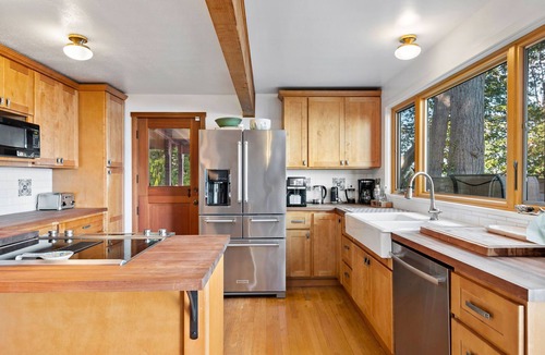 Suquamish House | Breathtaking Waterfront Home w Beach /Hot Tub