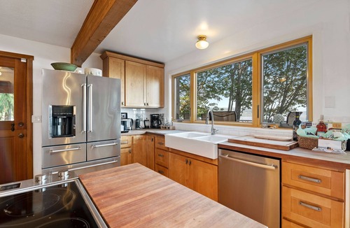 Suquamish House | Breathtaking Waterfront Home w Beach /Hot Tub