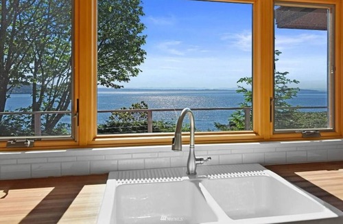 Suquamish House | Breathtaking Waterfront Home w Beach /Hot Tub