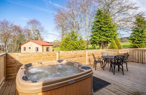 Lewiston Apartment | Breckland House with Hot Tub