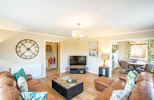 Lewiston Apartment | Breckland House with Hot Tub