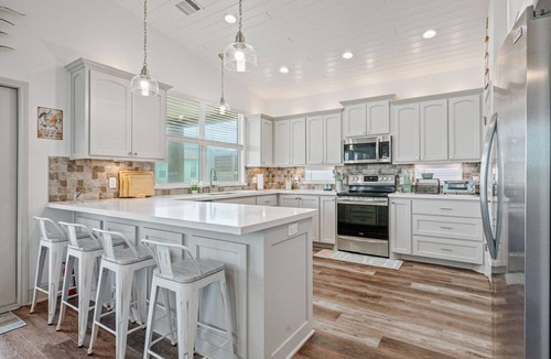 Crystal Beach House | Breeze Easy - Close to beach, fenced yard, cargo lift and more!