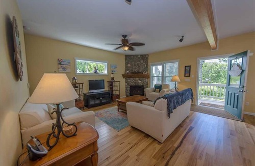 Lincoln Beach House | Breeze On Inn