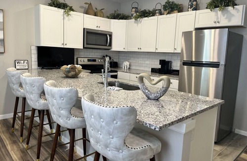 Newport Apartment | Breeze on Monmouth!