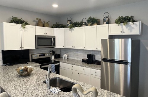 Newport Apartment | Breeze on Monmouth!