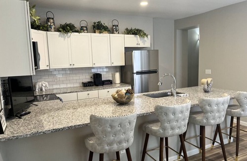 Newport Apartment | Breeze on Monmouth!