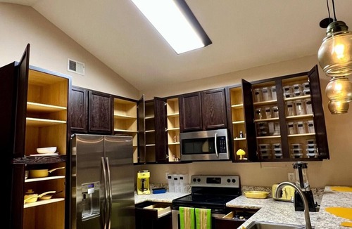 Thousand Oaks House | BREEZE VILLA: cool house w a swimming pool!