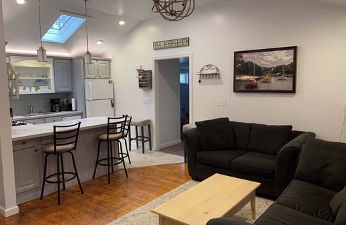 Bourne House | Breezeway Cottage Cheerful 3 Bed/2 Bath home