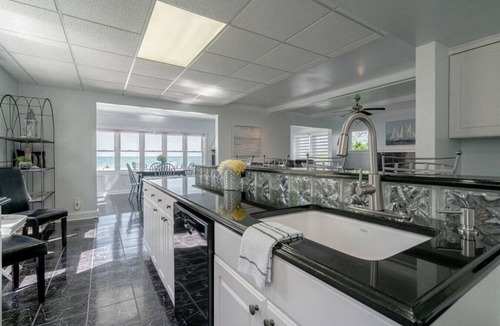 Ruthven Cottage | Breezeway Lakehouse · Near Point Pelee!