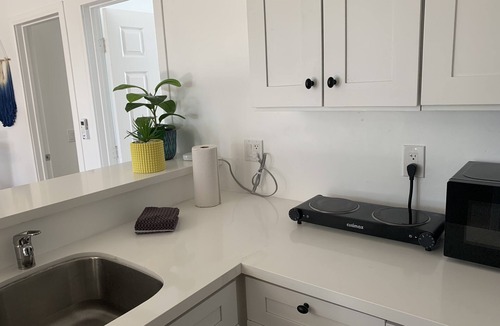 Desert Hot Springs Apartment | Breezy-2BR-Gated Unit w Kitchenette