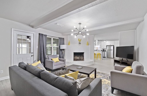 Spring Branch West House | Breezy 4 bedroom home minutes from Midtown!