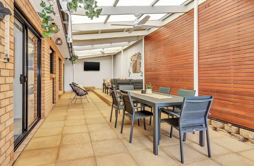 Port Noarlunga Cottage | Breezy B on the Esplanade with Direct Beach Access