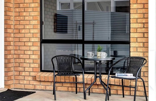 Port Noarlunga Cottage | Breezy B on the Esplanade with Direct Beach Access