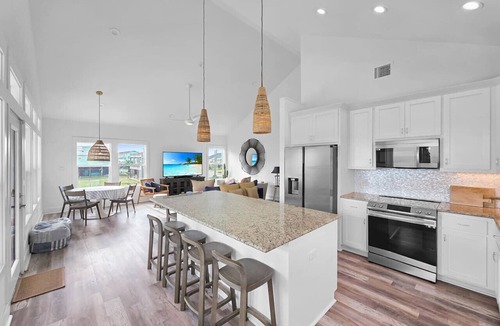 Crystal Beach House | Breezy Ocean View/Sleeps 10/Steps To Beach/Central