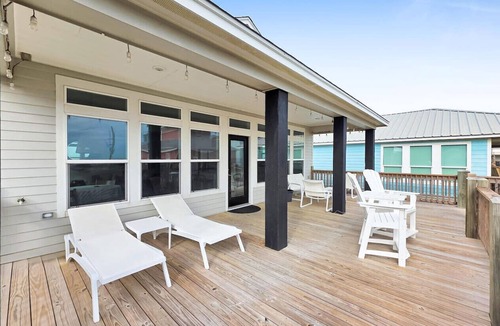 Crystal Beach House | Breezy Ocean View/Sleeps 10/Steps To Beach/Central