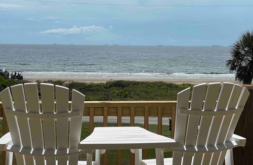 Crystal Beach House | Breezy Ocean View/Sleeps 10/Steps To Beach/Central