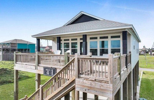 Crystal Beach House | Breezy Ocean View/Sleeps 10/Steps To Beach/Central