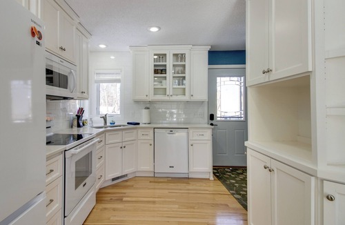Breezy Point Cottage | Breezy Point Cabin: Deck w/Golf Course Views!