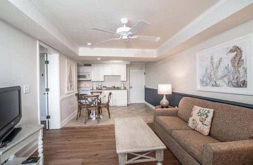 Litchfield by the Sea Hotel | Breezy Resort Retreat + Full Kitchen & Private Beach Access near Local Golf