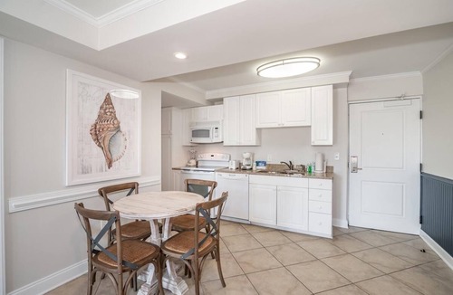 Litchfield by the Sea Hotel | Breezy Resort Retreat + Full Kitchen & Private Beach Access near Local Golf
