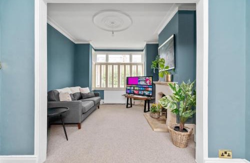 St. Margarets and North Twickenham House | Breezy Richmond Home