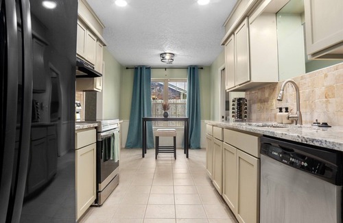 South Tulsa House | Breezy Two Bedroom in South Tulsa