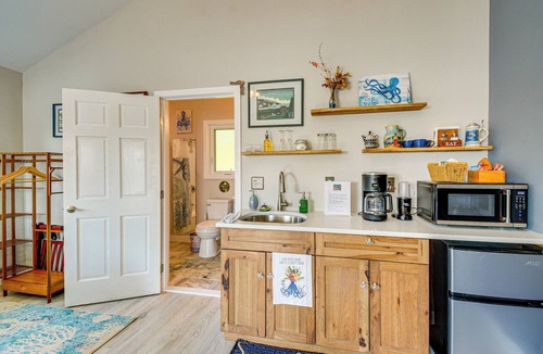 West Hills Apartment | Bremerton Studio w/Bay View: Beach Access!