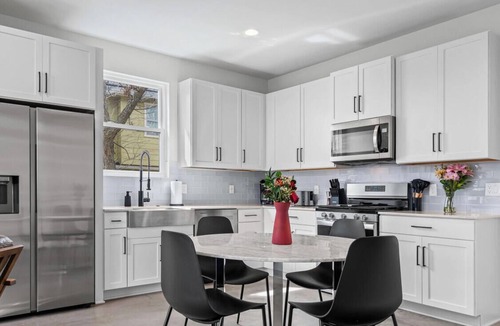 Brentwood House | Brentwood Escape w Lux King Suites - Walk to Honky Tonk Nights & Crafted Coffee!