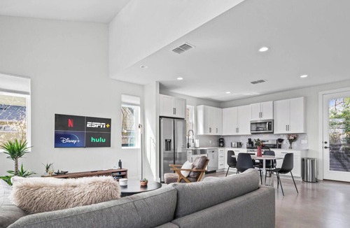 Brentwood House | Brentwood Escape w Lux King Suites - Walk to Honky Tonk Nights & Crafted Coffee!