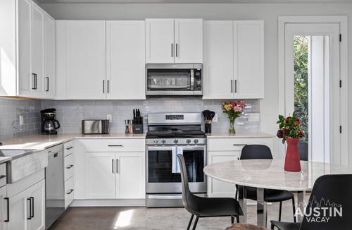 Brentwood House | Brentwood Escape w Lux King Suites - Walk to Honky Tonk Nights & Crafted Coffee!