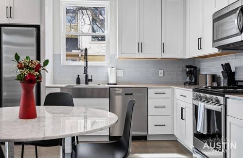 Brentwood House | Brentwood Escape w Lux King Suites - Walk to Honky Tonk Nights & Crafted Coffee!