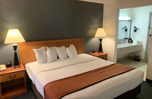 Clinton Hotel | Brentwood Inn Clinton
