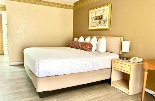 Farmington Hotel | Brentwood Inn & Garden