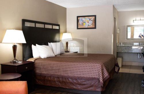 Lynchburg Cabin | Brentwood inn & Suites - Lynchburg