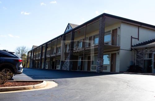 Lynchburg Cabin | Brentwood inn & Suites - Lynchburg